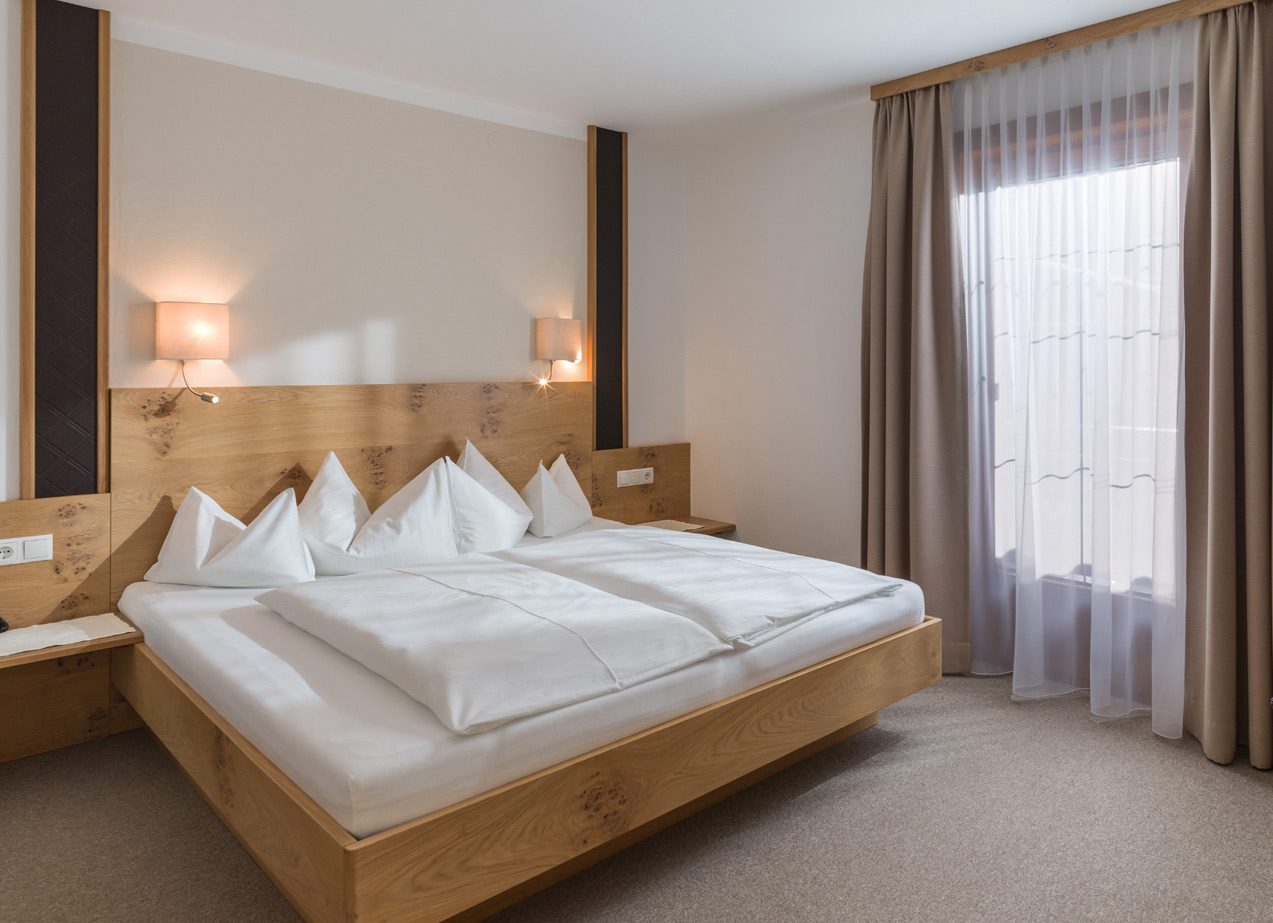 Doppelzimmer Alpin King Size Bett im Doppelzimmer Alpin vom Gletscher Aktiv Hotel in Hintertux Tux am Hintertuxer Gletscher