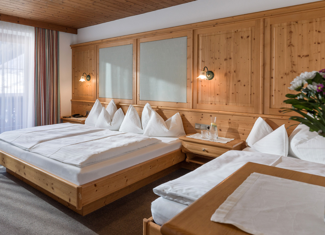 Dreibettzimmer Klassik Dreibettzimmer Klassik vom Gletscher Aktiv Hotel in Hintertux Tux am Hintertuxer Gletscher