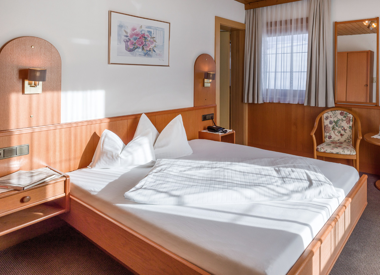 Zimmeruebersicht EZ Einzelzimmer vom Gletscher Aktiv Hotel in Hintertux Tux am Hintertuxer Gletscher