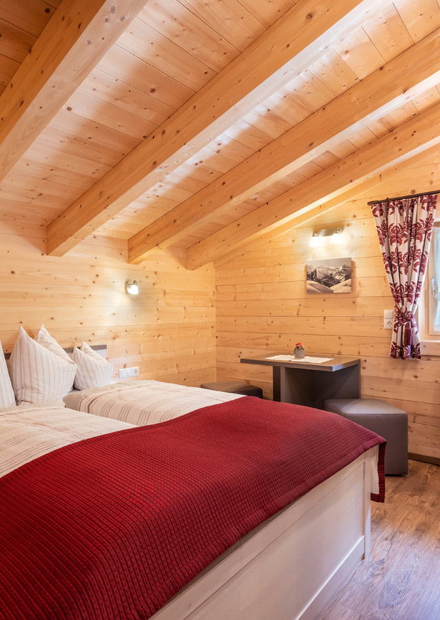 Schlafzimmer im Appartement beim Gletscher Aktiv Hotel in Hintertux Tux am Hintertuxer Gletscher