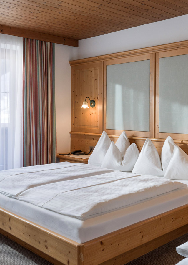 King Size Doppelbett im Dreibettzimmer Klassik vom Gletscher Aktiv Hotel in Hintertux Tux am Hintertuxer Gletscher