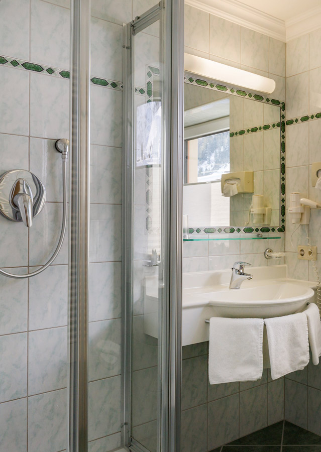 Badezimmer im Dreibettzimmer Klassik vom Gletscher Aktiv Hotel in Hintertux Tux am Hintertuxer Gletscher