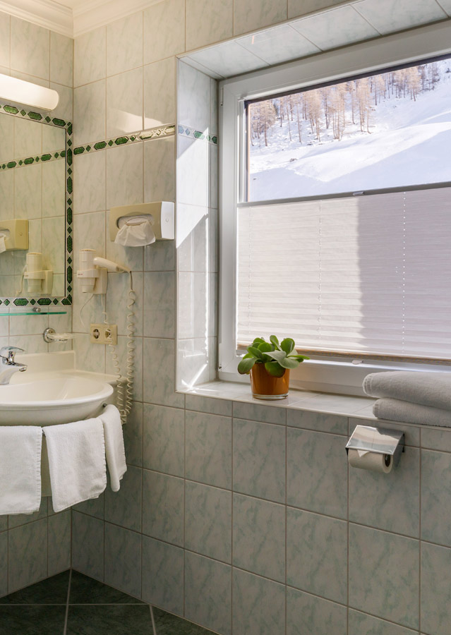 Waschbecken im Dreibettzimmer Klassik vom Gletscher Aktiv Hotel in Hintertux Tux am Hintertuxer Gletscher