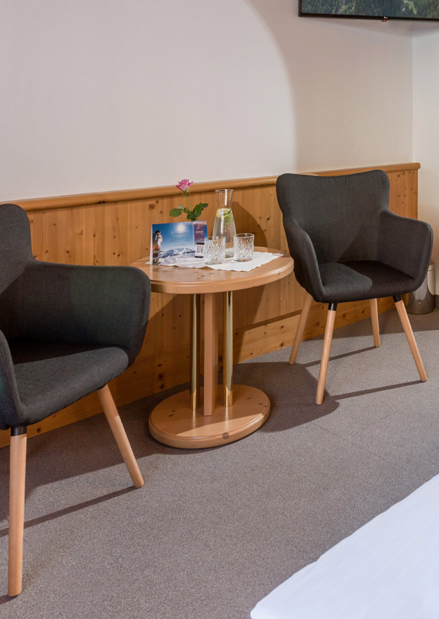 Sitzecke im Doppelzimmer Klassik vom Gletscher Aktiv Hotel in Hintertux Tux am Hintertuxer Gletscher