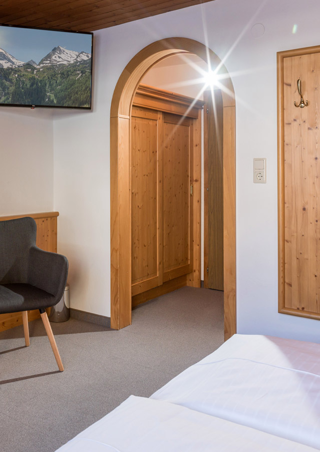 Schrank im Doppelzimmer Klassik vom Gletscher Aktiv Hotel in Hintertux Tux am Hintertuxer Gletscher