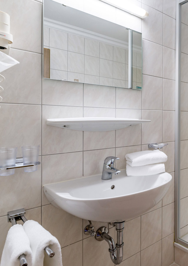 Waschbecken im Doppelzimmer Klassik vom Gletscher Aktiv Hotel in Hintertux Tux am Hintertuxer Gletscher