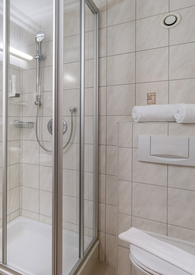 Dusche im Doppelzimmer Klassik vom Gletscher Aktiv Hotel in Hintertux Tux am Hintertuxer Gletscher