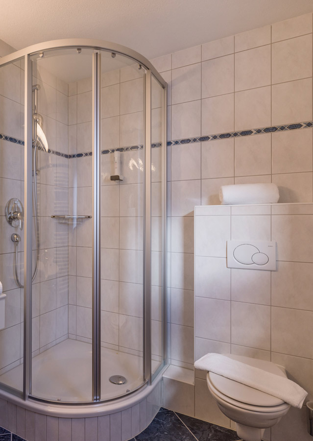 Dusche im Einzelzimmer vom Gletscher Aktiv Hotel in Hintertux Tux am Hintertuxer Gletscher