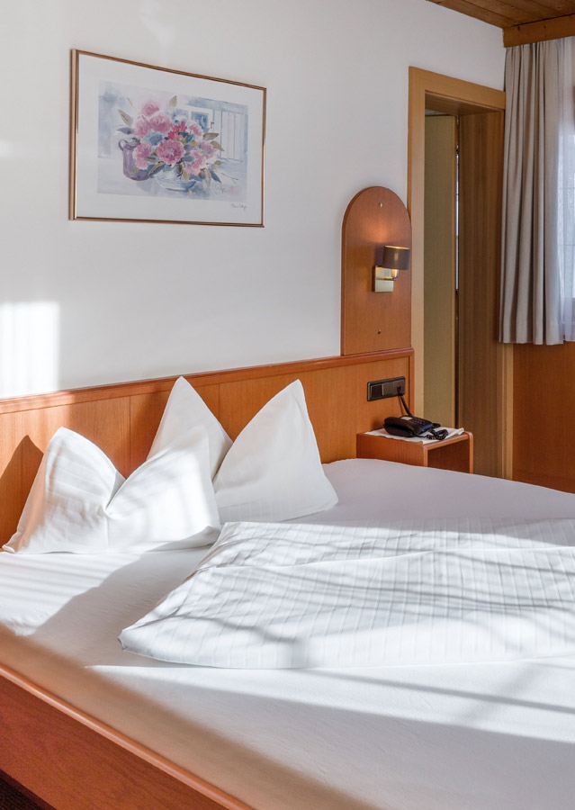 Bett im Einzelzimmer vom Gletscher Aktiv Hotel in Hintertux Tux am Hintertuxer Gletscher