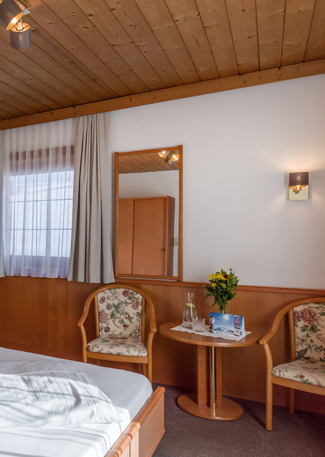 Sitzecke im Einzelzimmer vom Gletscher Aktiv Hotel in Hintertux Tux am Hintertuxer Gletscher