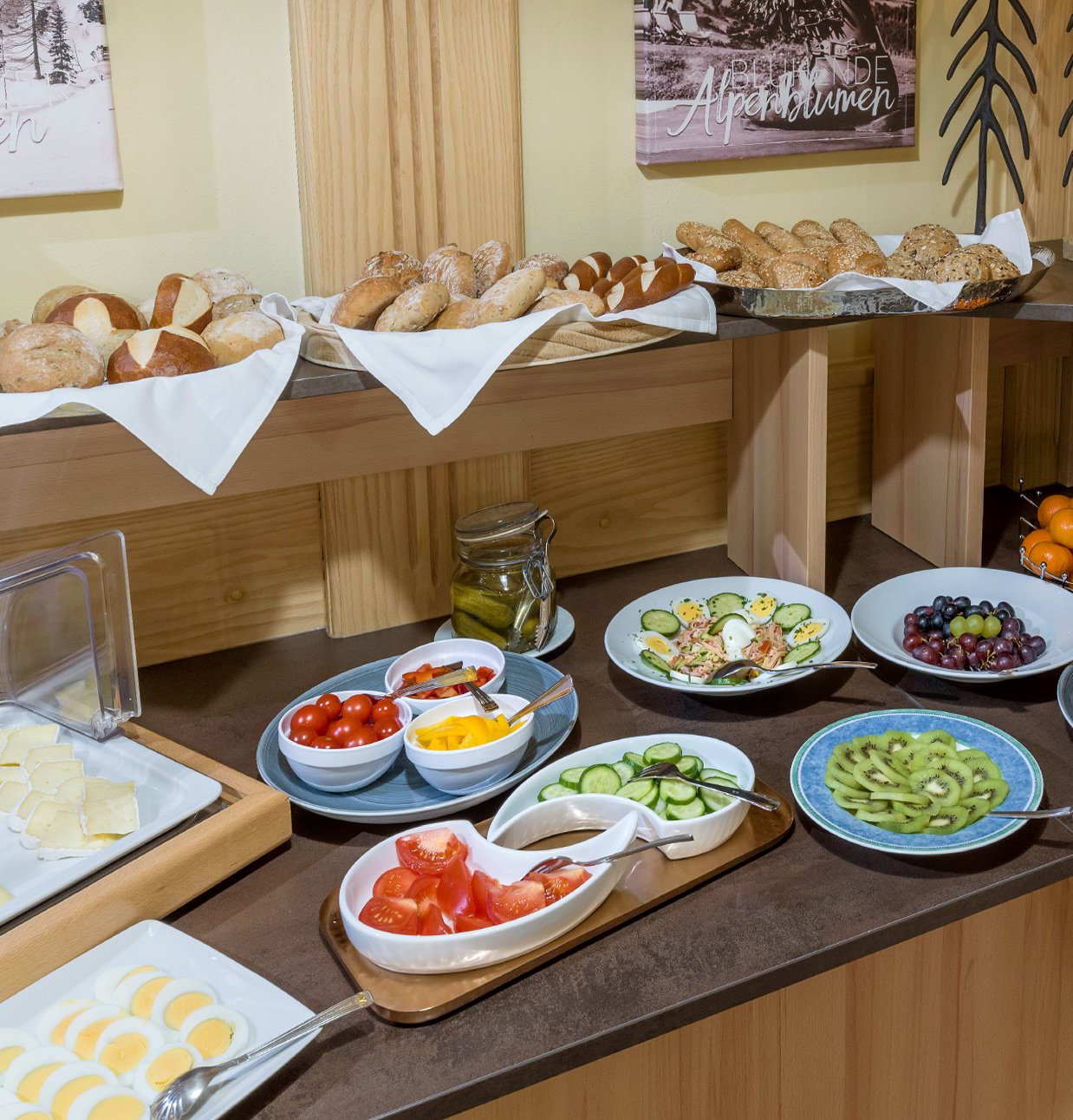 Fruehstueck Gemuese Ei Kaese Brötchen, Gemüse und Käse zum Frühstück im Gletscher Aktiv Hotel in Hintertux Tux am Hintertuxer Gletscher