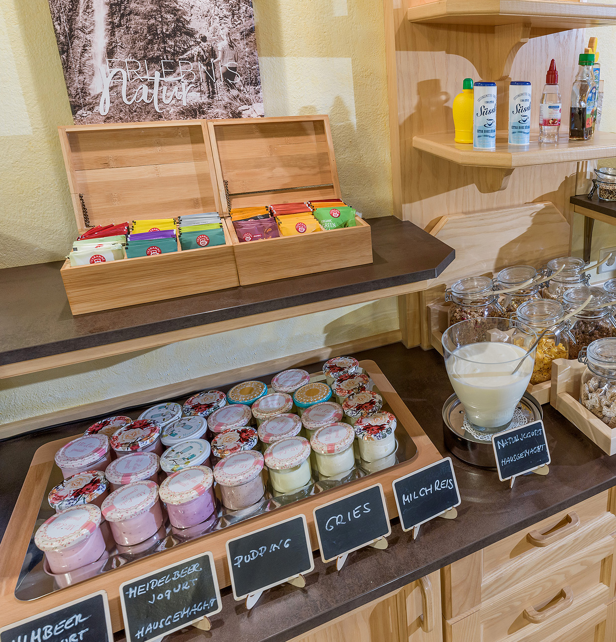 Fruehstueck Joghurt Joghurt zum Frühstück im Gletscher Aktiv Hotel in Hintertux Tux am Hintertuxer Gletscher