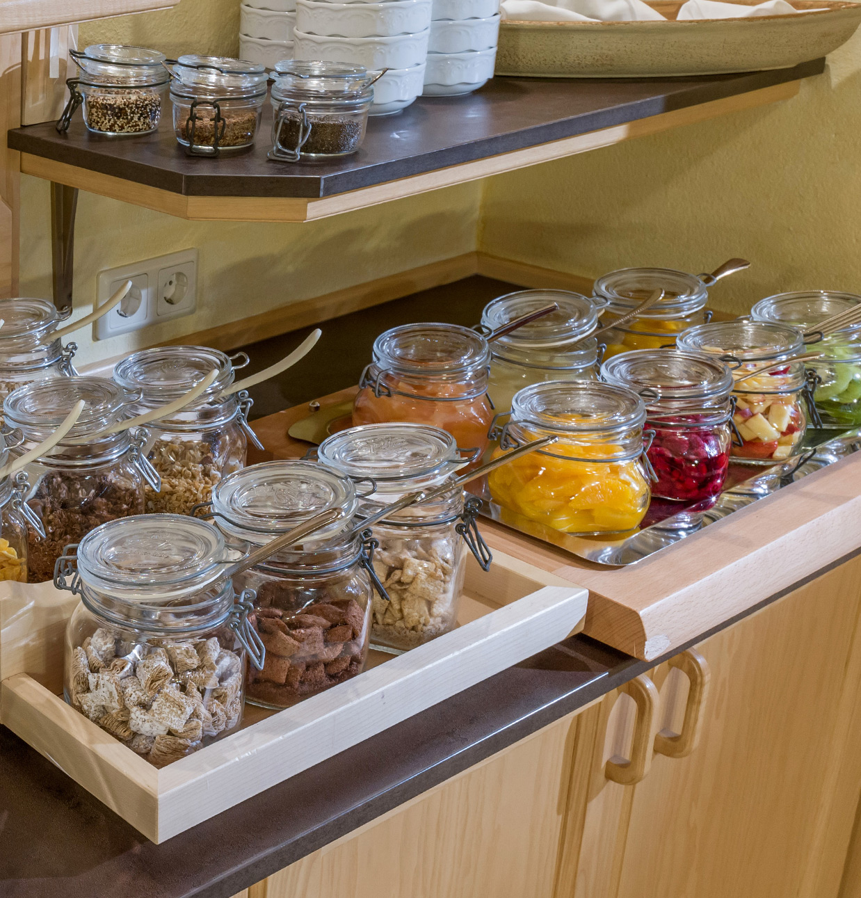 Fruehstueck Muesli Fruechte Müsli und Früchte zum Frühstück im Gletscher Aktiv Hotel in Hintertux Tux am Hintertuxer Gletscher